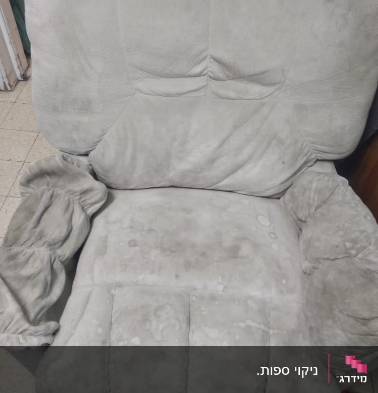 ספה אפורה עם כתמים ולכלוך גלוי